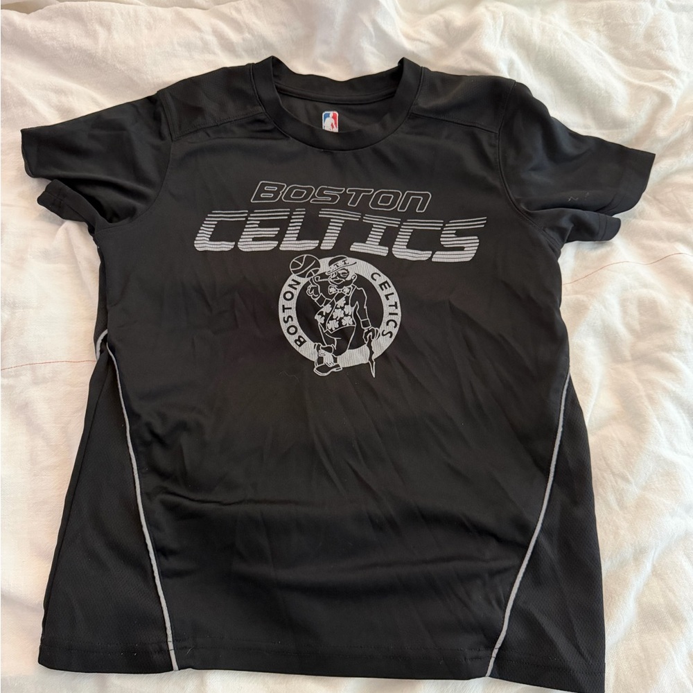 Boys Celtics short sleeve tee shirt size 10
Like new condition!